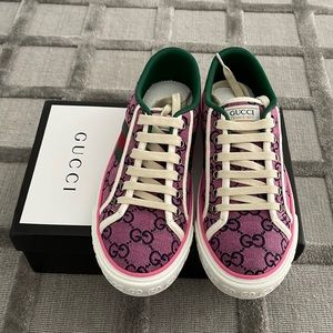 New Gucci Tennis Shoes with 1977 label in pink canvas